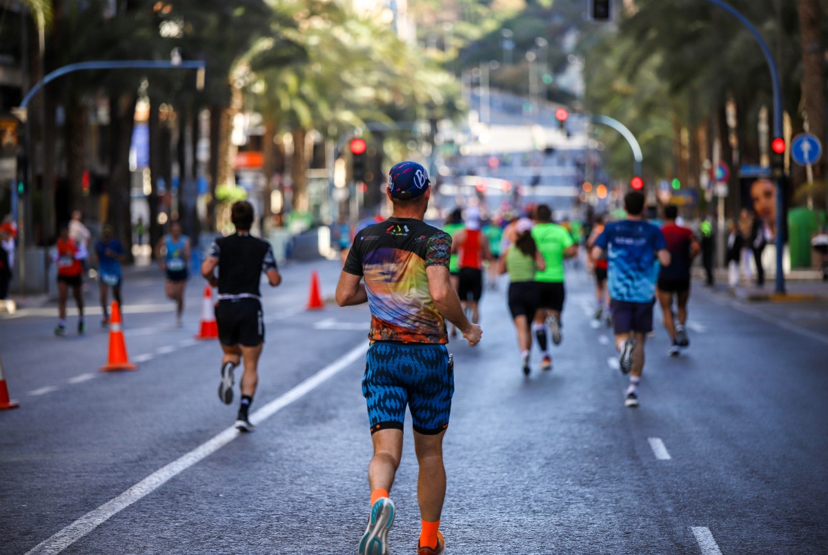 La Maratón Elche-Alicante y el Hércules, en directo en À Punt