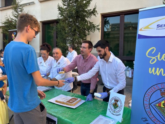 El Patronato de Turismo y el Gremi de Forners dan 2.200 trozos de 'coca de Castelló' en la plaza Mayor