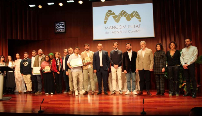 Autoridades y colaboradores, junto a los premiados. - 