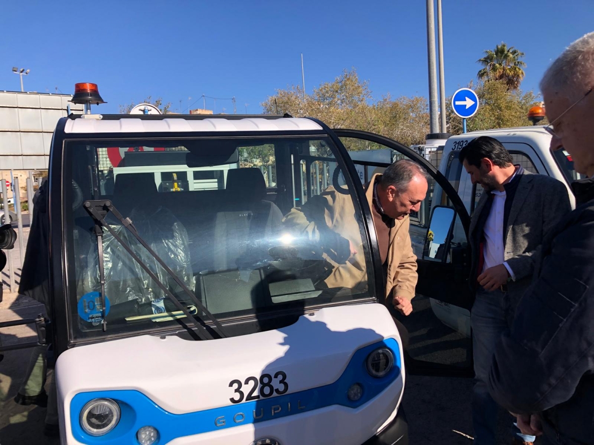 Alemañ, en uno de los vehículos del servicio. - Alemañ, en uno de los vehículos del servicio.