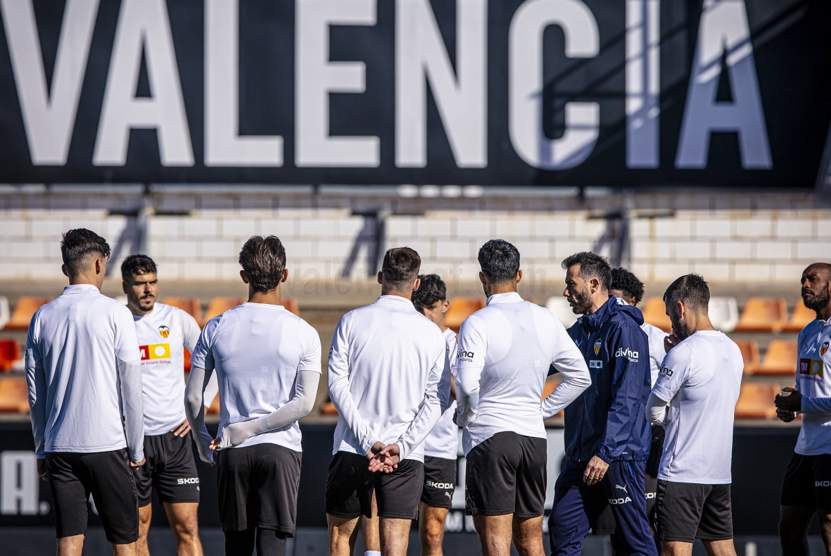 Corberán reduce las dimensiones del campo de entrenamiento para ajustarse a Vallecas