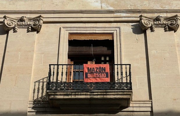 Compromís Alcoi critica que PP y Vox quieran sancionarlos por una pancarta contra Mazón