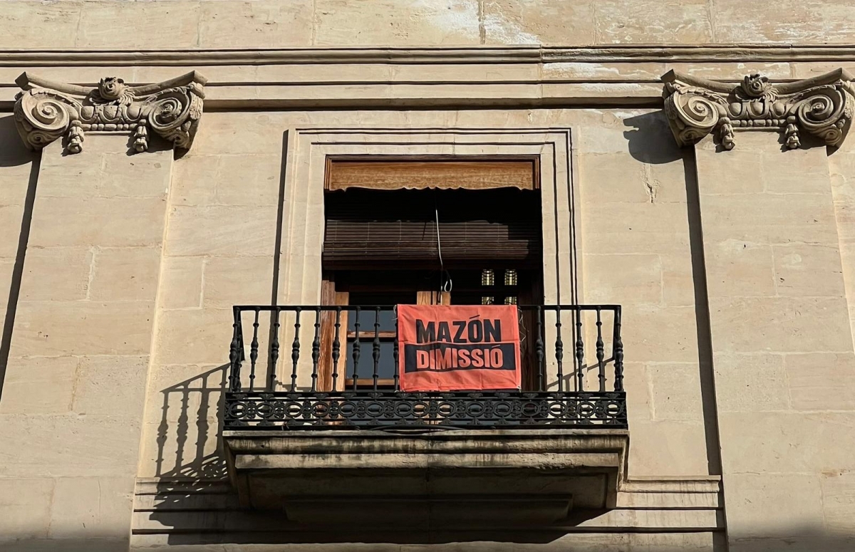 Compromís Alcoi critica que PP y Vox quieran sancionarlos por una pancarta contra Mazón