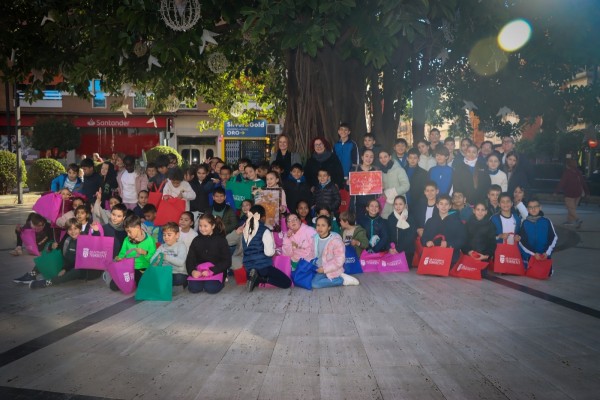 Un total de 144 alumnos de Torrent elaboran los adornos navideños para los ficus de la Avenida del Vedat