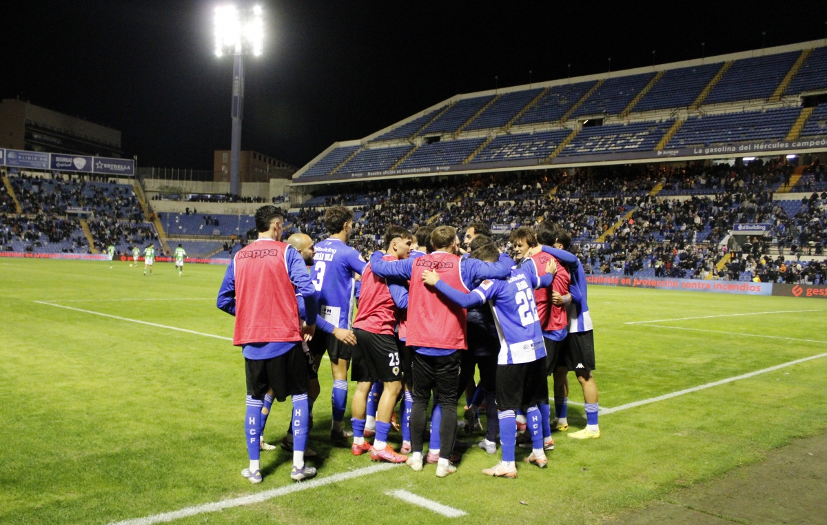 Los jugadores del Hércules CF celebran uno de los goles ante el Real Betis Deportivo