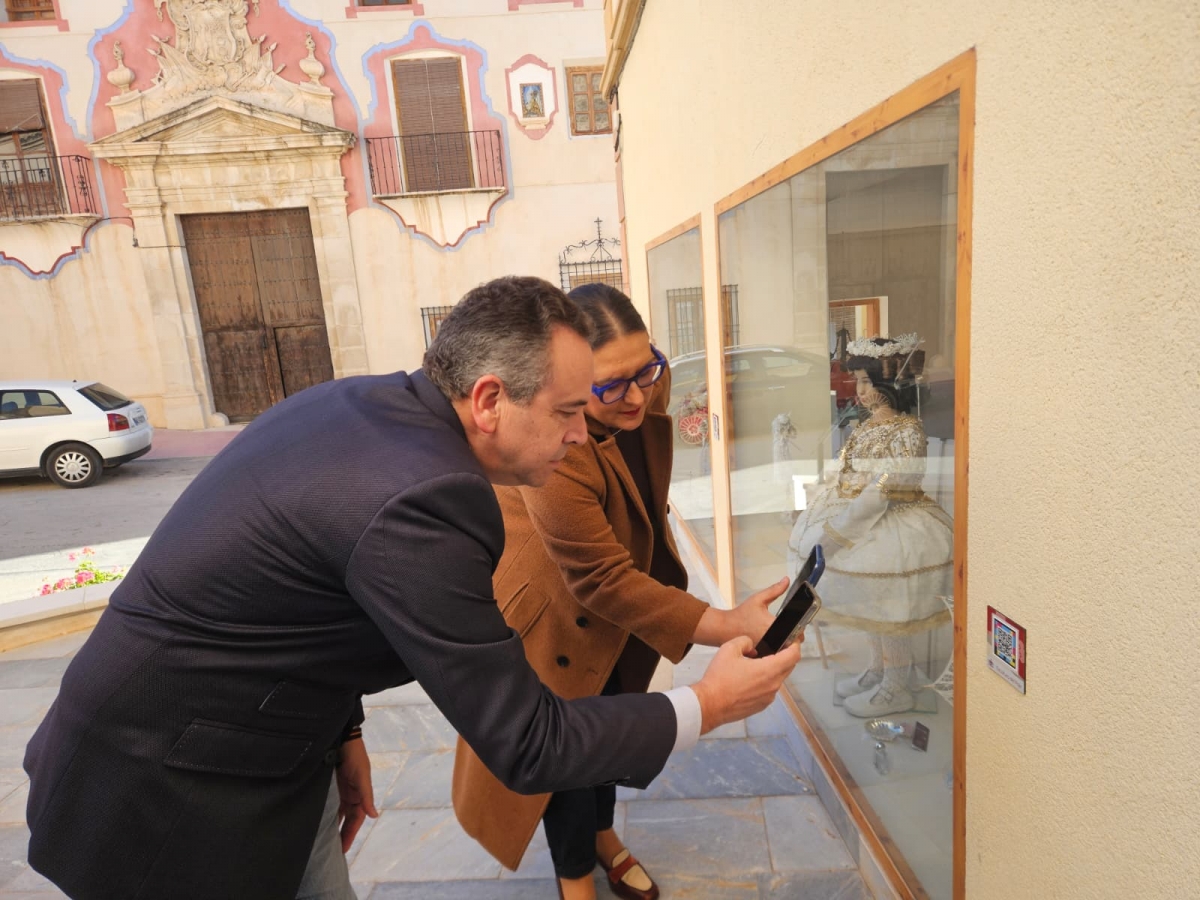 La directora de Competitividad y Calidad Turísticas, Eva Reverte, y el alcalde de Abanilla, José Antonio Blasco - Foto: CARM