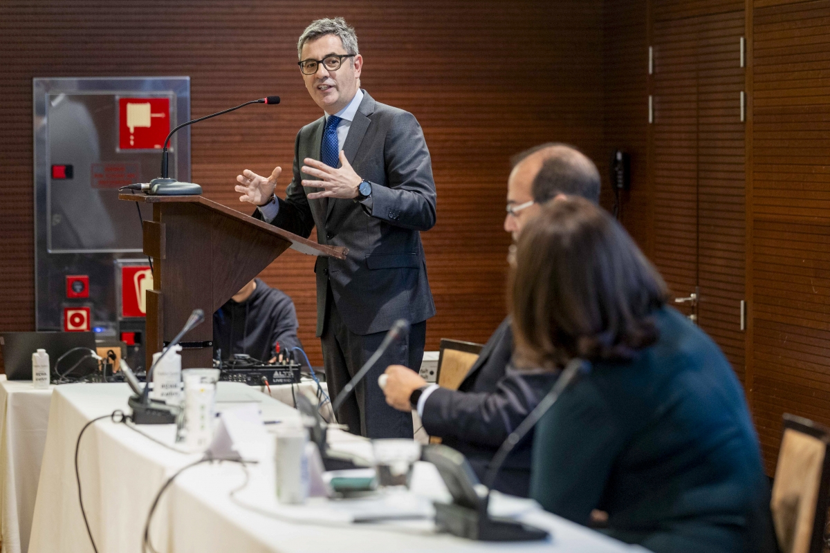 El ministro Félix Bolaños, en Murcia, junto con la presidenta de la APM, María Jesús del Barco.