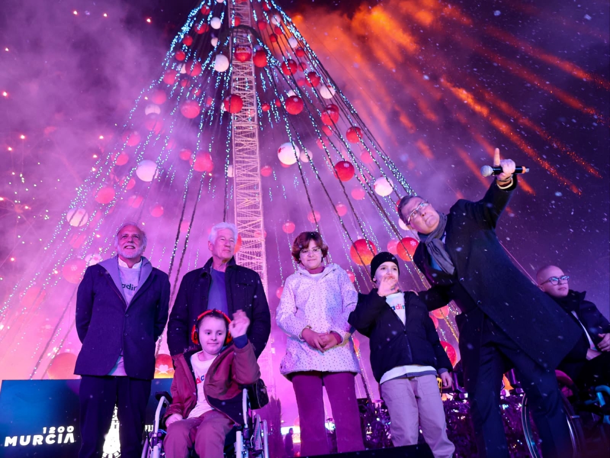 Así fue el encendido del gran Árbol de Navidad de Murcia del que más se ha hablado y en el que brilló Richard Gere