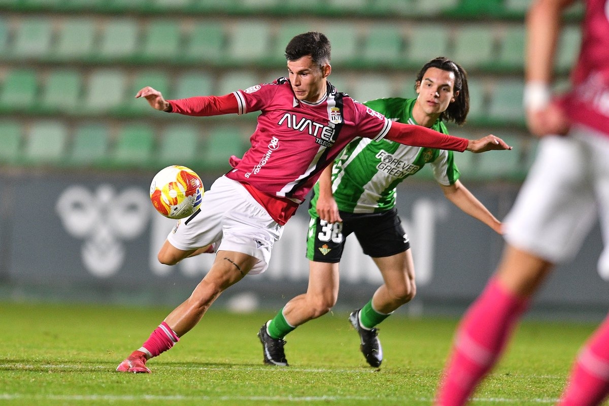 El Efesé vence en el campo del colista con gol de Luismi y se consolida en la zona noble