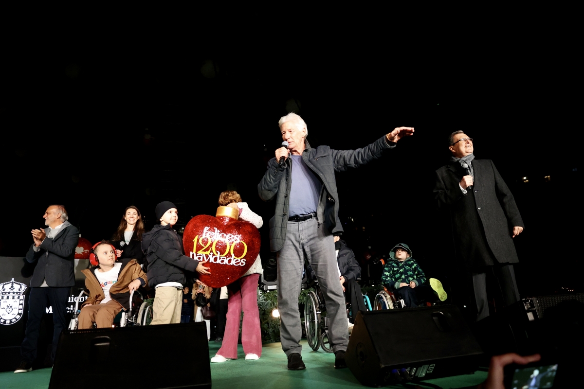 Encendido del árbol de la Navidad en Murcia, con Richard Gere y los niños de la Fundación Aladina. - Foto: CPM IMAGEN Encendido del árbol de la Navidad en Murcia, con Richard Gere y los niños de la Fundación Aladina.