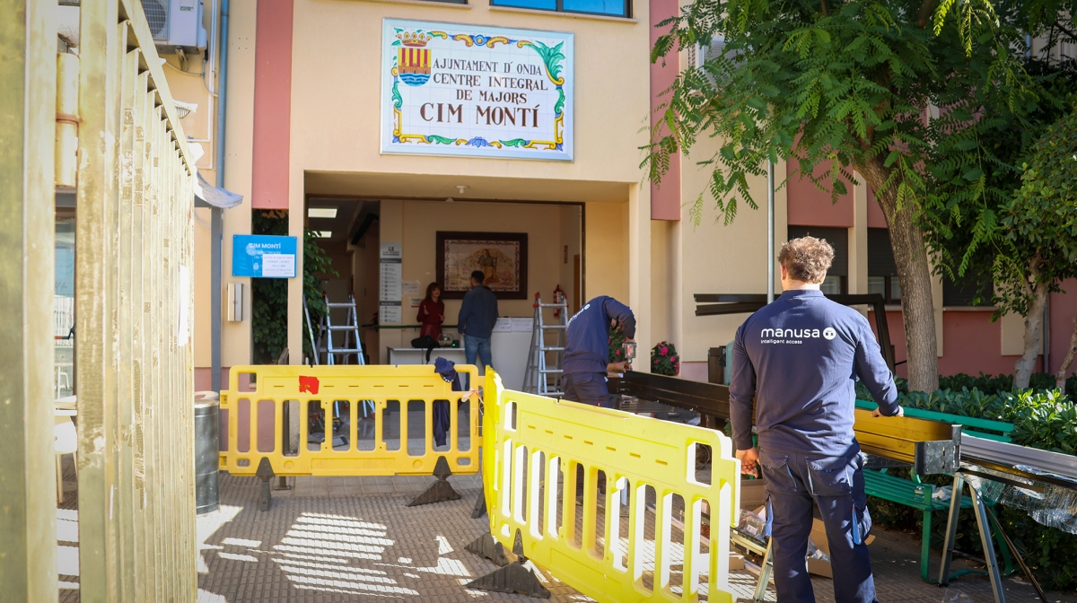 Onda renueva la puerta de acceso principal del Centro Integral de Mayores para mejorar la accesibilidad