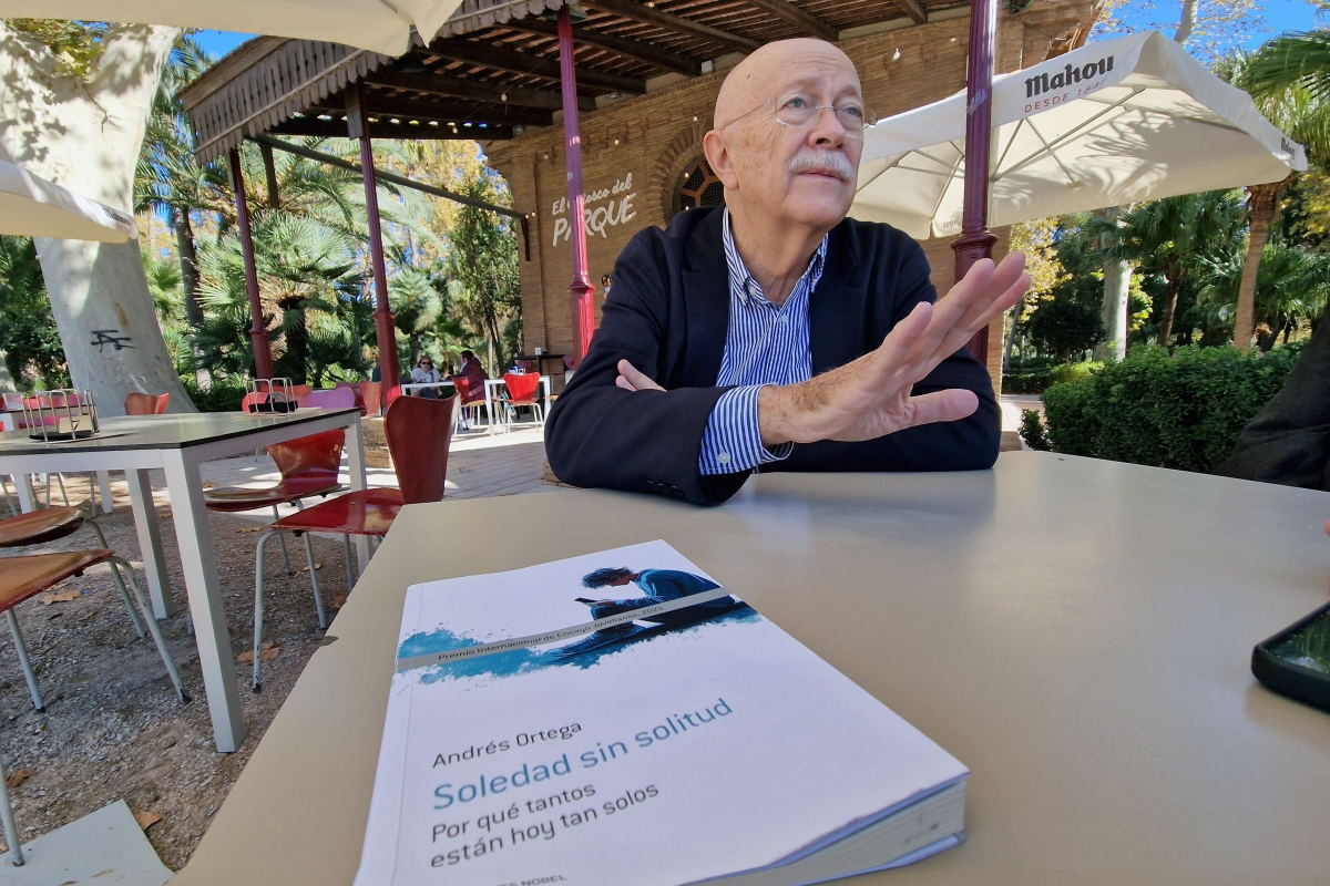 En un momento de la entrevista, con un ejemplar de su último libro.