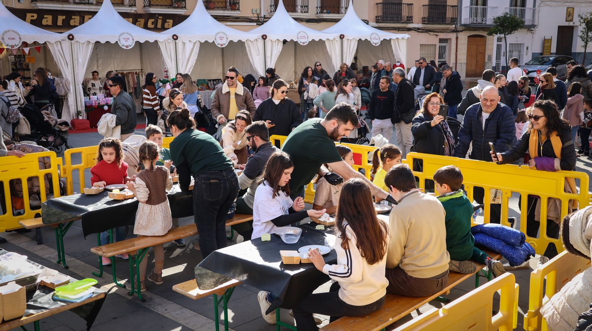 Onda da la bienvenida a la temporada navideña con un Mercat de Nadal lleno en el Raval de Sant Josep