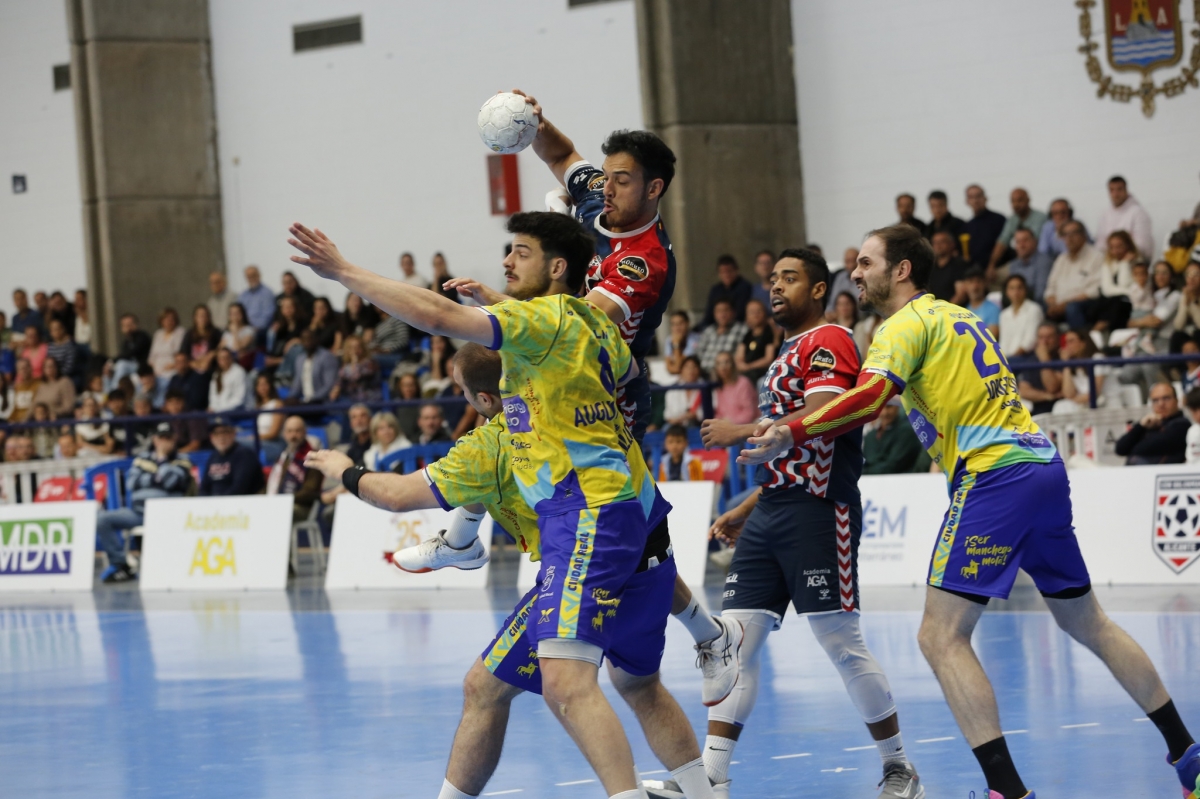 El Horneo Eón busca escapar del peligro en la pista del Ciudad Real