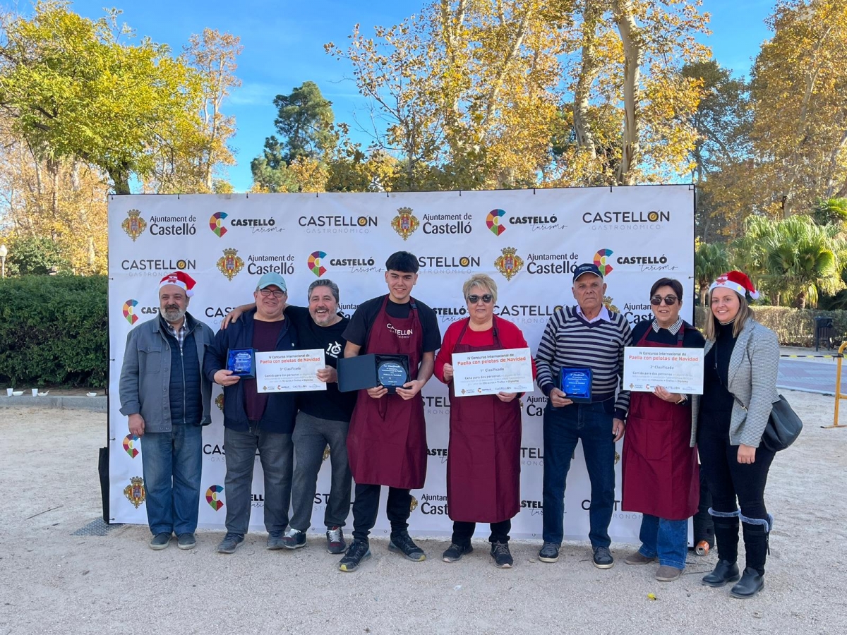 Castelló abre la programación navideña y reúne a 80 personas en el Concurso de Paella amb Pilotes