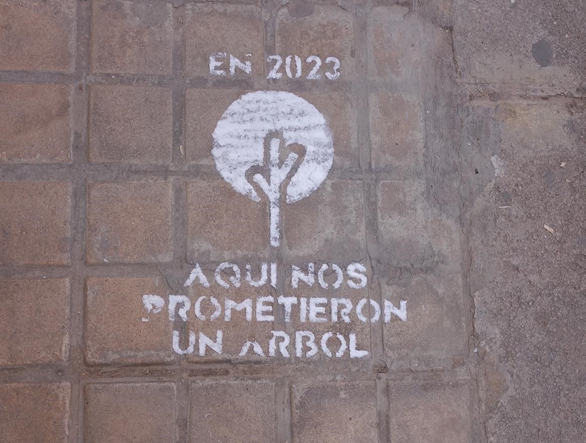 Orriols en lucha pinta en las calles los árboles 
