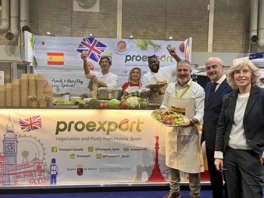 Las hortalizas murcianas buscan su sitio en la dieta de los británicos a través de sus supermercados y restaurantes