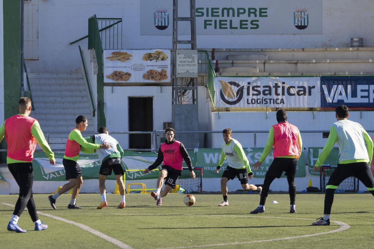 Los jugadores del CD Quintanar del Rey durante un entrenamiento