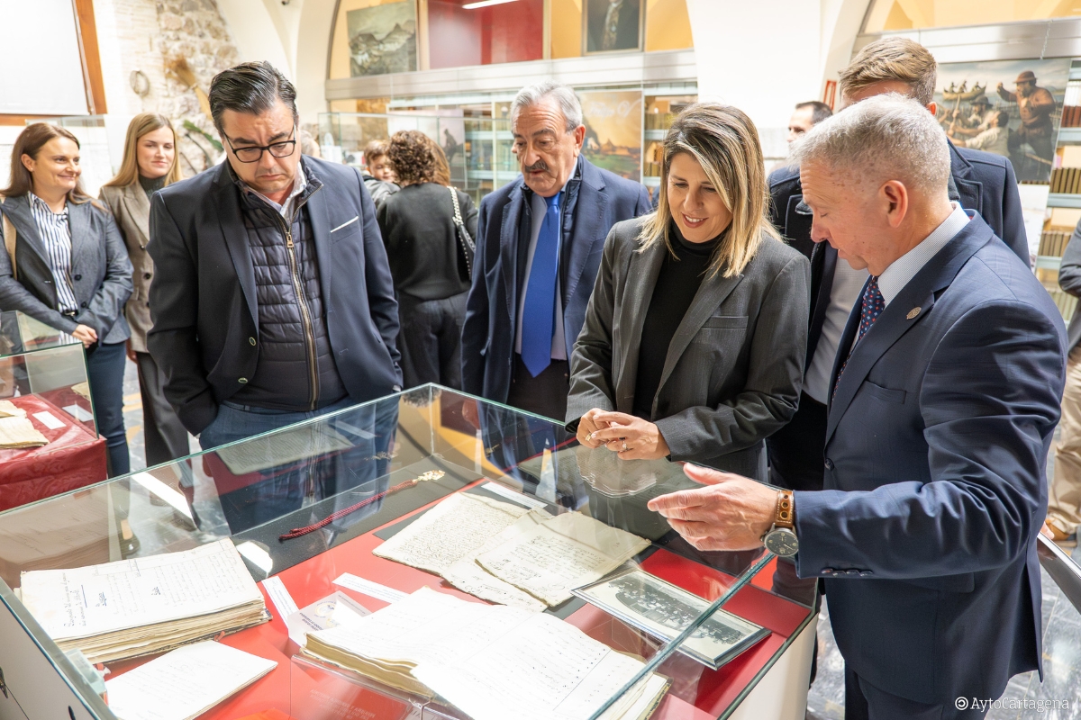 Una exposición en el Archivo Municipal recorre ocho siglos de justicia en Cartagena a través de documentos históricos