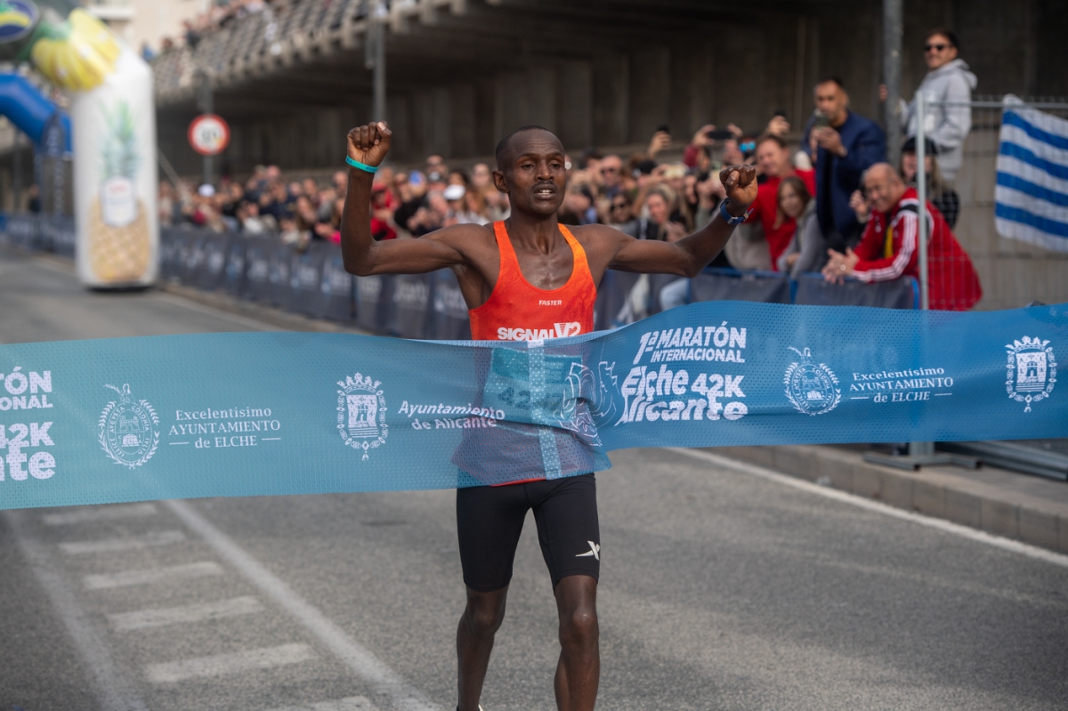 El keniano Kipkirui Langat y la etíope Ayehu Tesfahun ganan el Maratón Elche-Alicante