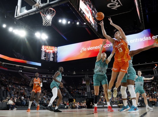 Valencia Basket saca una dura batalla ante Ingeniería Ambiental CAB Estepona (82-74)