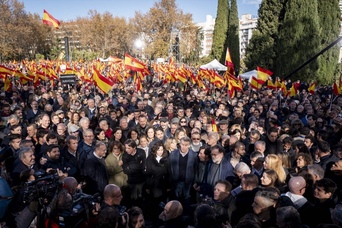 Miles de personas inundan con banderas de España la protesta del PP en Madrid para pedir elecciones