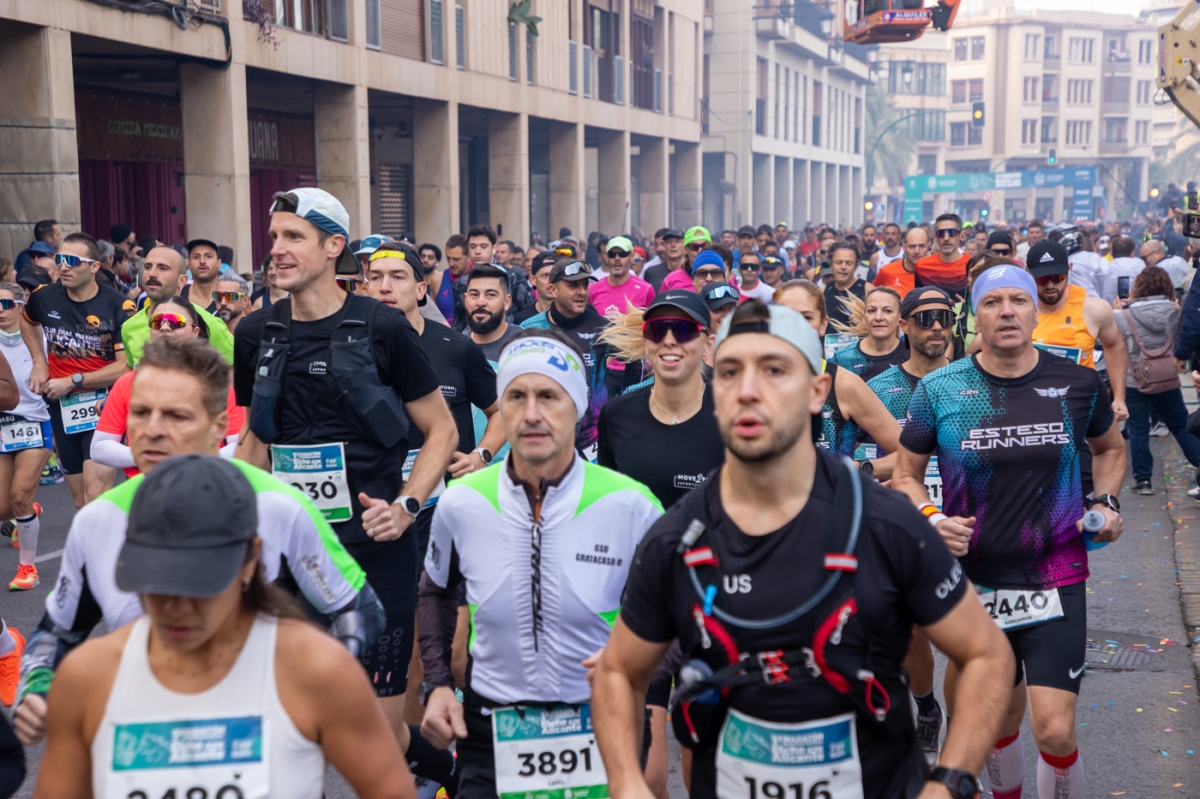 Una marea de 3.500 corredores unen Elche y Alicante en una primera Maratón Internacional para la historia