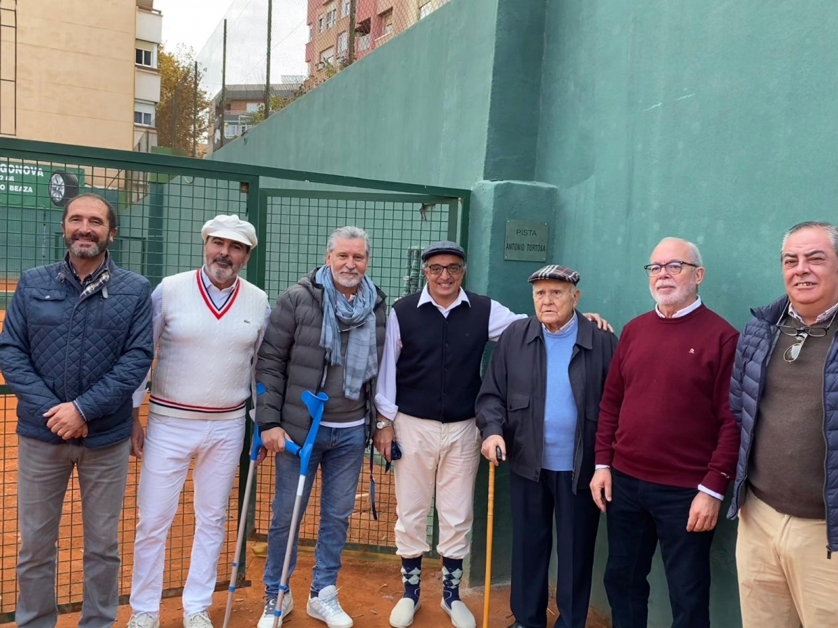 El Club de Tenis Cartagena dedica su pista central al expresidente Antonio Tortosa
