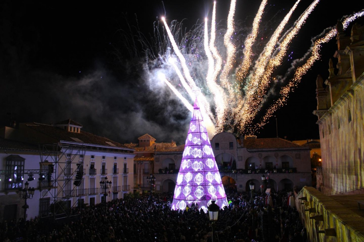 Así fue el mágico encendido del árbol de Navidad en Lorca: teatro, música, danza y pirotecnia se fusionaron en la Plaza de España