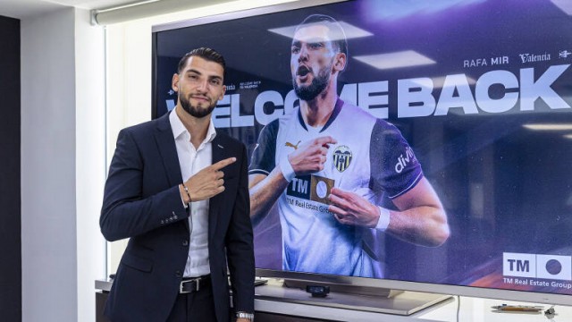 Rafa Mir acude a la ciudad deportiva de Paterna para aclarar su situación con el Valencia
