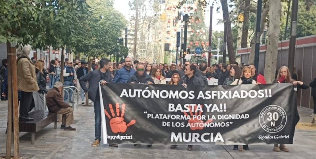 Los autónomos 'asfixiados' se echan a la calle en Murcia para recordar que sin ellos 