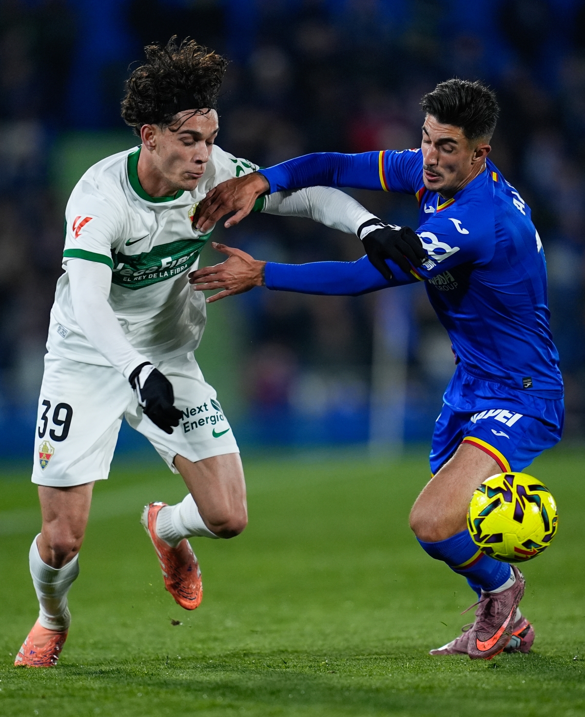 Hector Fort y Alex Sancris pugnan por un balón - Foto: EP Hector Fort y Alex Sancris pugnan por un balón