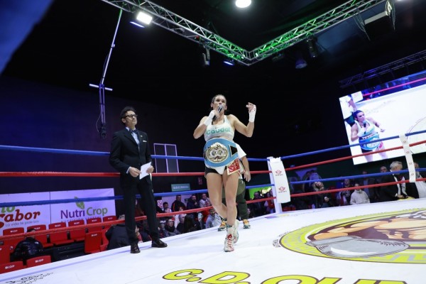 Maribicho Romero es campeona latina a sus 40 años y peleando con una mano rota    