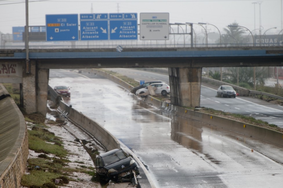 Una carretera afectada por la Dana del 29 de octubre de 2024. - Foto: KIKE TABERNER