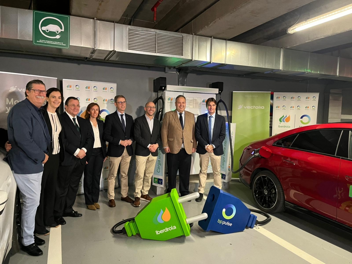 Iberdrola | bp pulse y Vectalia inauguran el mayor 'hub' del centro de Alicante con 14 puntos de recarga