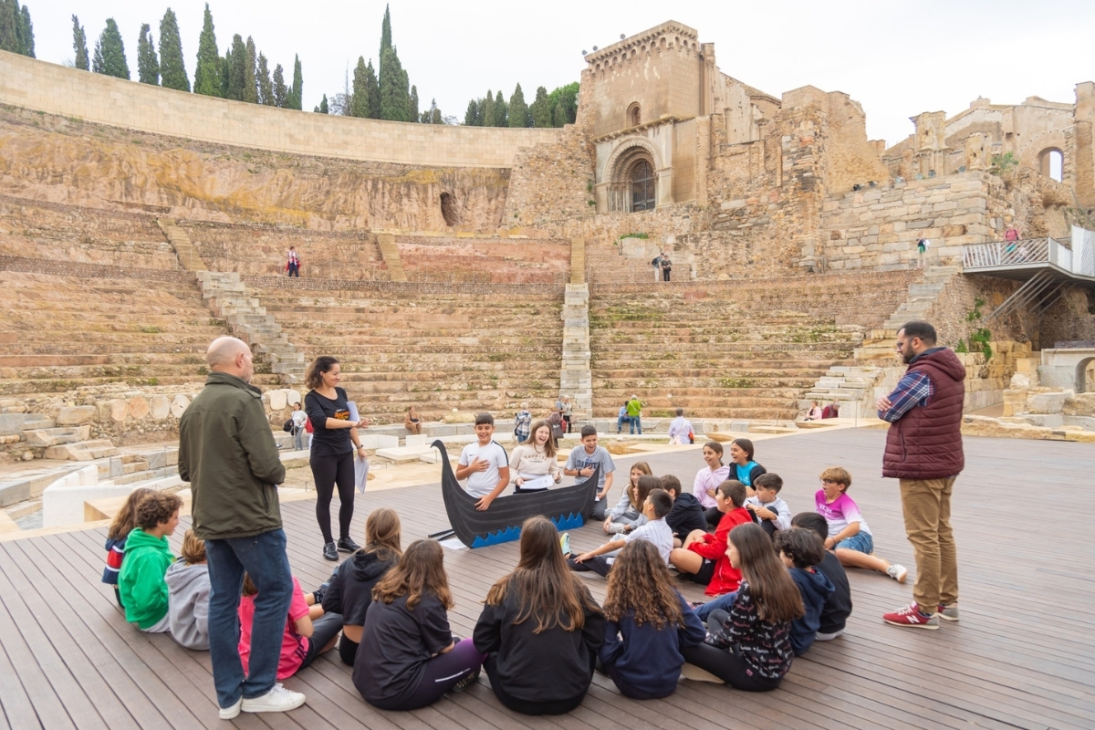 Un puente para viajar al pasado: el Teatro Romano de Cartagena programa actividades infantiles y rutas guiadas