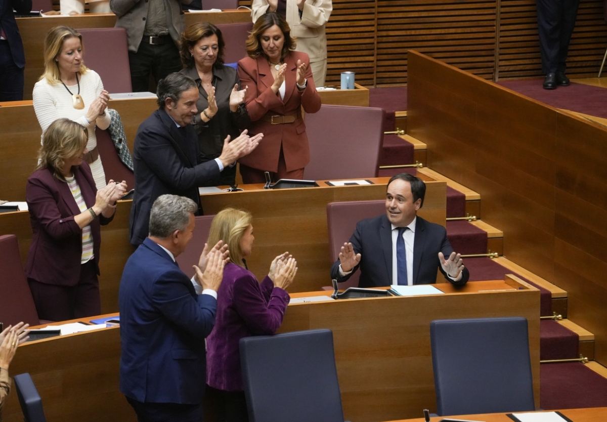 Pérez Llorca evita el 'paseíllo' y la recepción en el Palau tras la toma de posesión en Les Corts