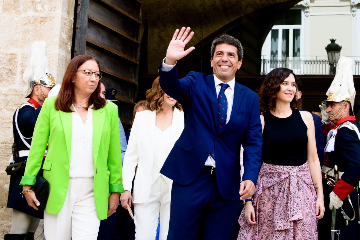 Carlos Mazón a su salida de Les Corts Valencianes tras tomar posesión como presidente de la Generalitat.