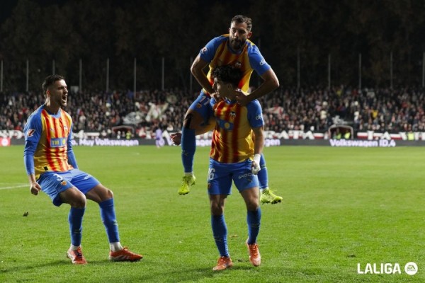El Valencia CF empata 'de rebote' en Vallecas (1-1)