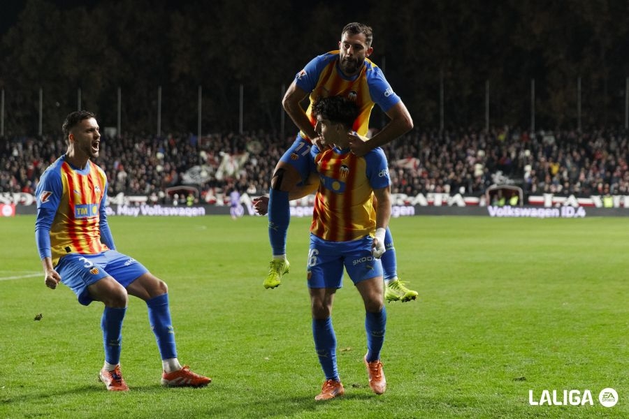 El Valencia CF empata 'de rebote' en Vallecas (1-1)