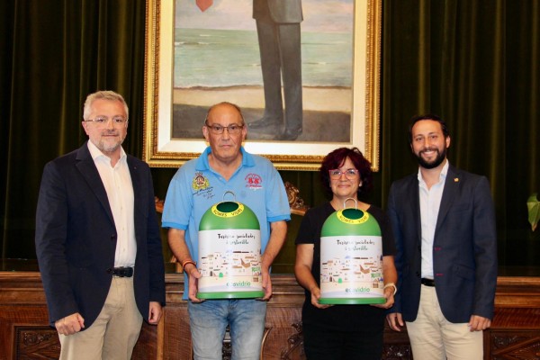 Castelló y Ecovidrio entregan dos miniglús a los ganadores del sorteo de la campaña de verano