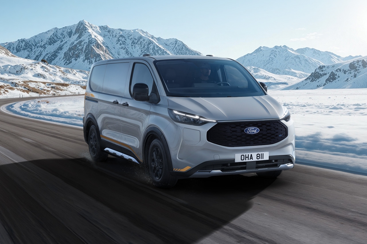 La nueva Ford E-Transit Custom de tracción total (AWD) ahora ofrece más autonomía y recarga más rápido