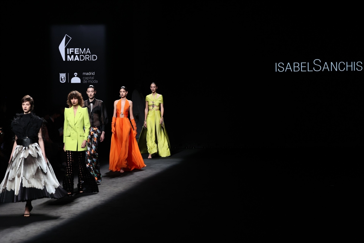 La diseñadora Isabel Sanchis, premiada por el Gremio de Sastres y Modistas valencianos