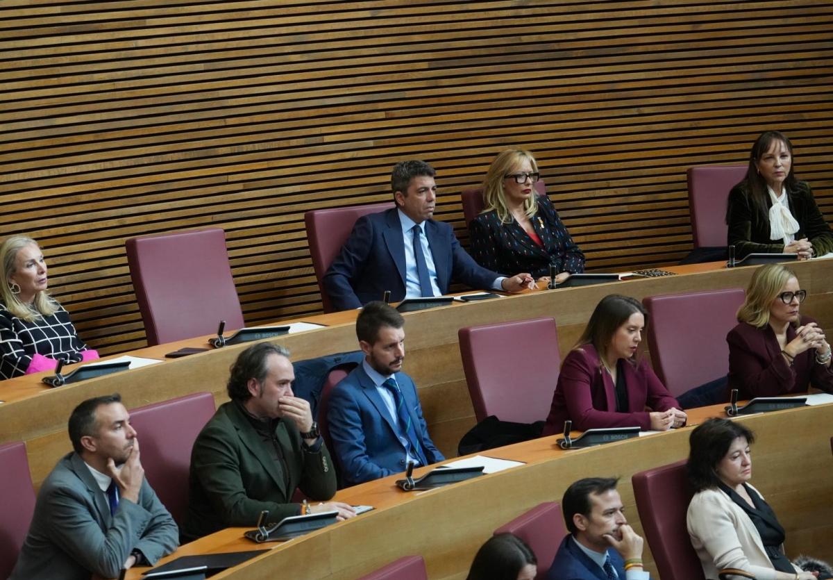 El nuevo escaño de Carlos Mazón, en la última fila del hemiciclo y pegado a los diputados de Vox