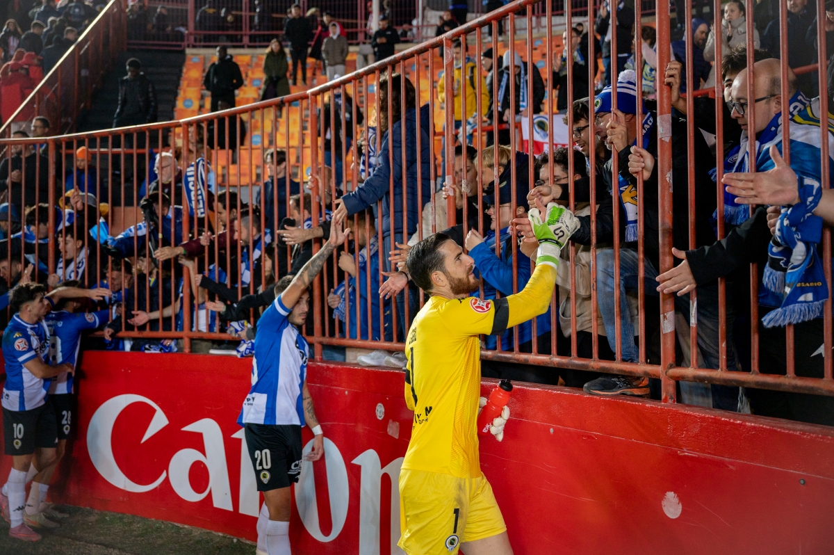 Carlos Abad y Alejandro Sotillos saludan a los desplazados a Tarragona - Foto: LOF Carlos Abad y Alejandro Sotillos saludan a los desplazados a Tarragona
