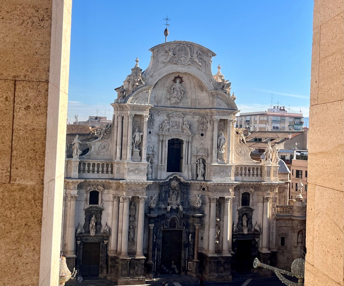 Ni los ángeles se libran del móvil: la Catedral de Murcia ya tiene uno escondido en su fachada