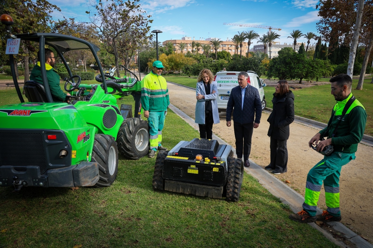 Torrent presenta equipos de última generación para el mantenimiento de zonas verdes