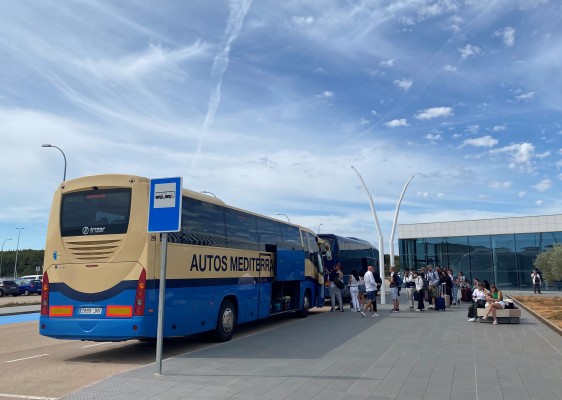 El autobús del aeropuerto de Castellón mantiene la conexión con València en septiembre y octubre