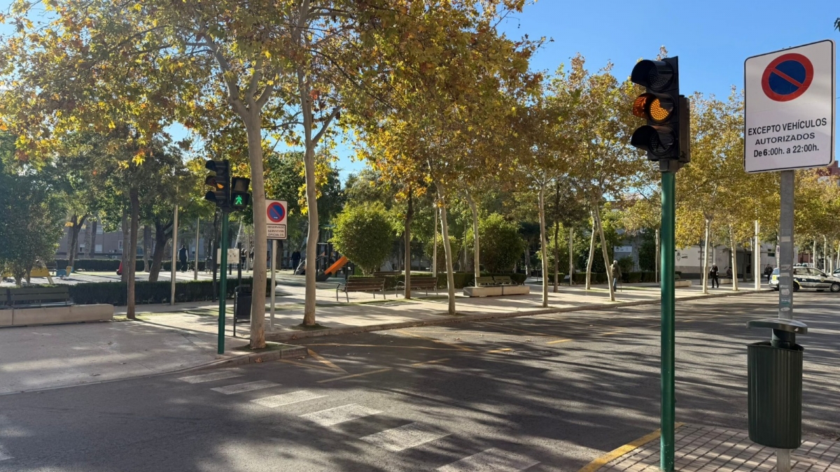 El PSOE de Elche critica falta de aparcamiento mientras se eliminan y reservan plazas sin uso para vehículos municipales