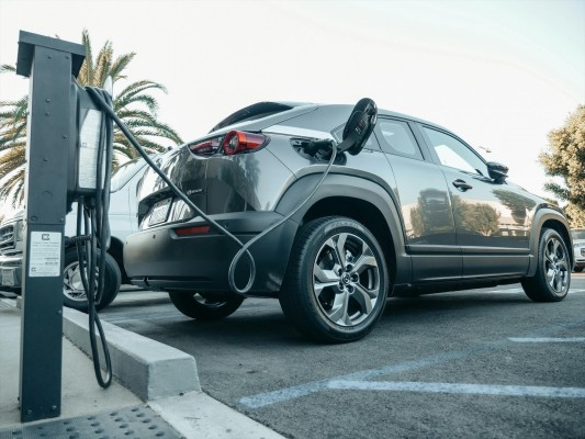 El avance del vehículo eléctrico se estanca al bajar sus ventas este año